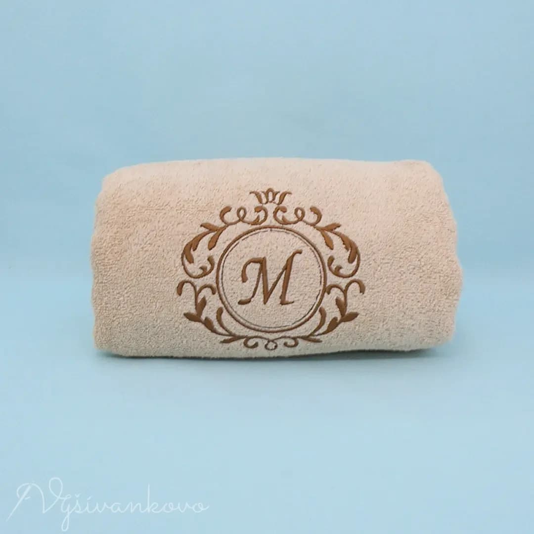 darceky_vysivany-uterak-s-monogramom---50-x-100cm_kapucino_qf2710hzbuc.webp