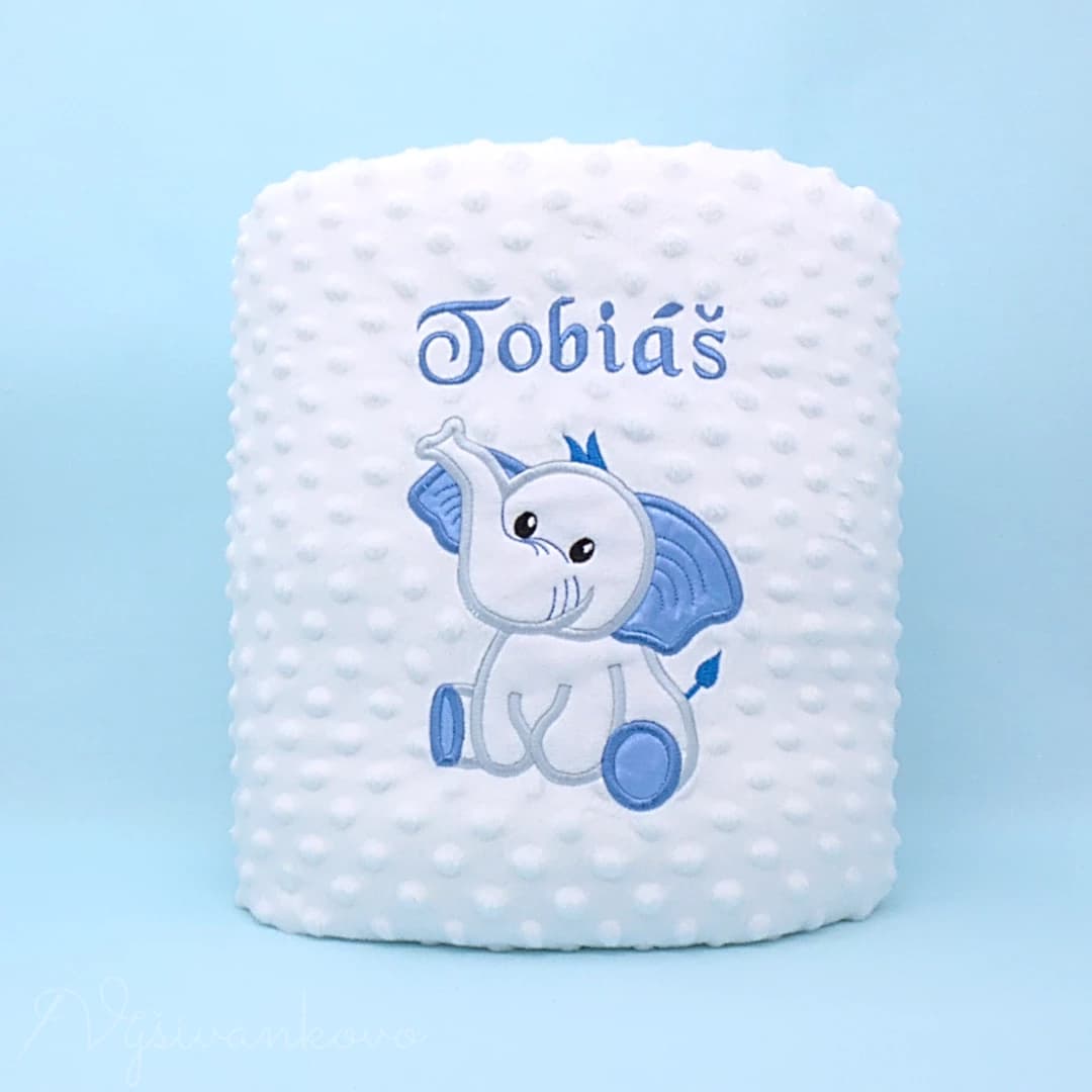 deky_minky-deka-s-vysivkou-slonika-s-menom_biela_6ogno4.webp