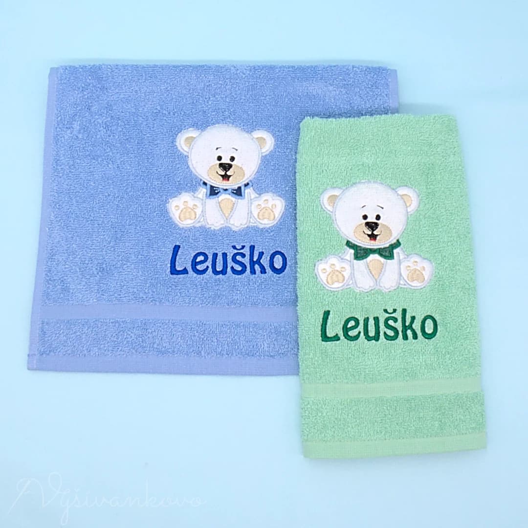 deti_vysivany-uterak-s-mackom-a-menom-30-x-50-cm_modra_dkd4wk.webp