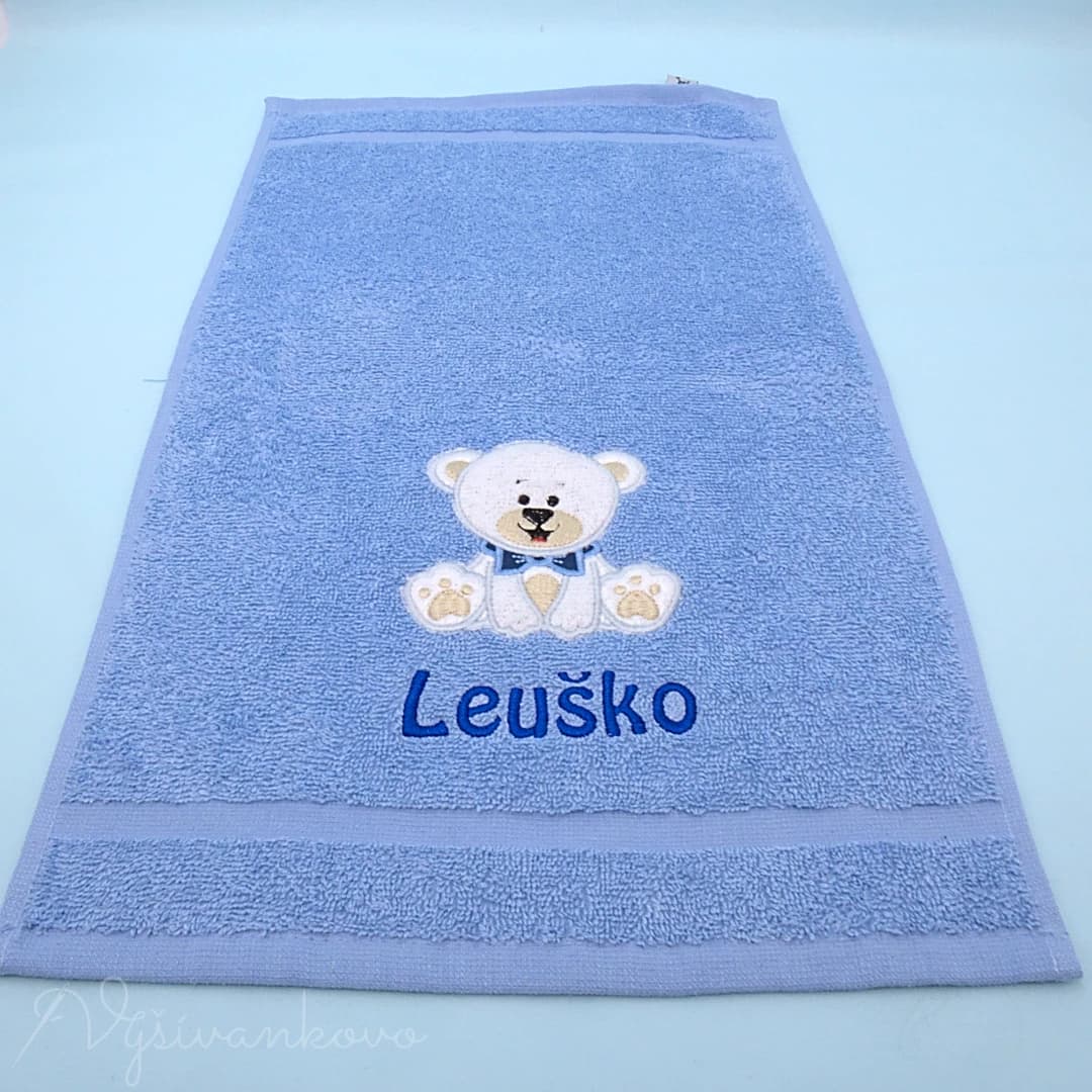 deti_vysivany-uterak-s-mackom-a-menom-30-x-50-cm_modra_hog0p5.webp