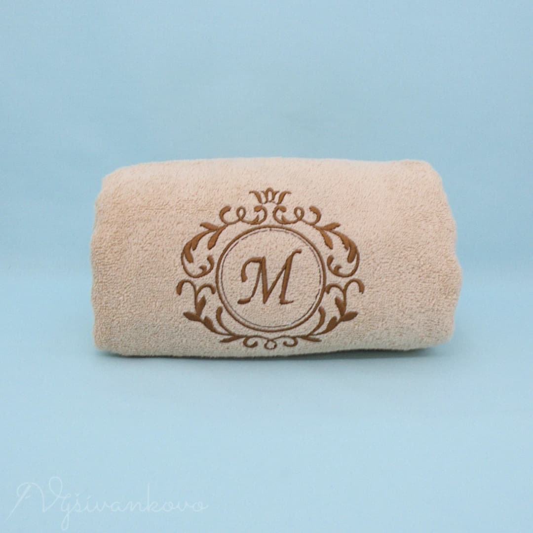 ine_vysivana-osuska-s-monogramom-70-x-140cm_kapucino_5gem1o.webp