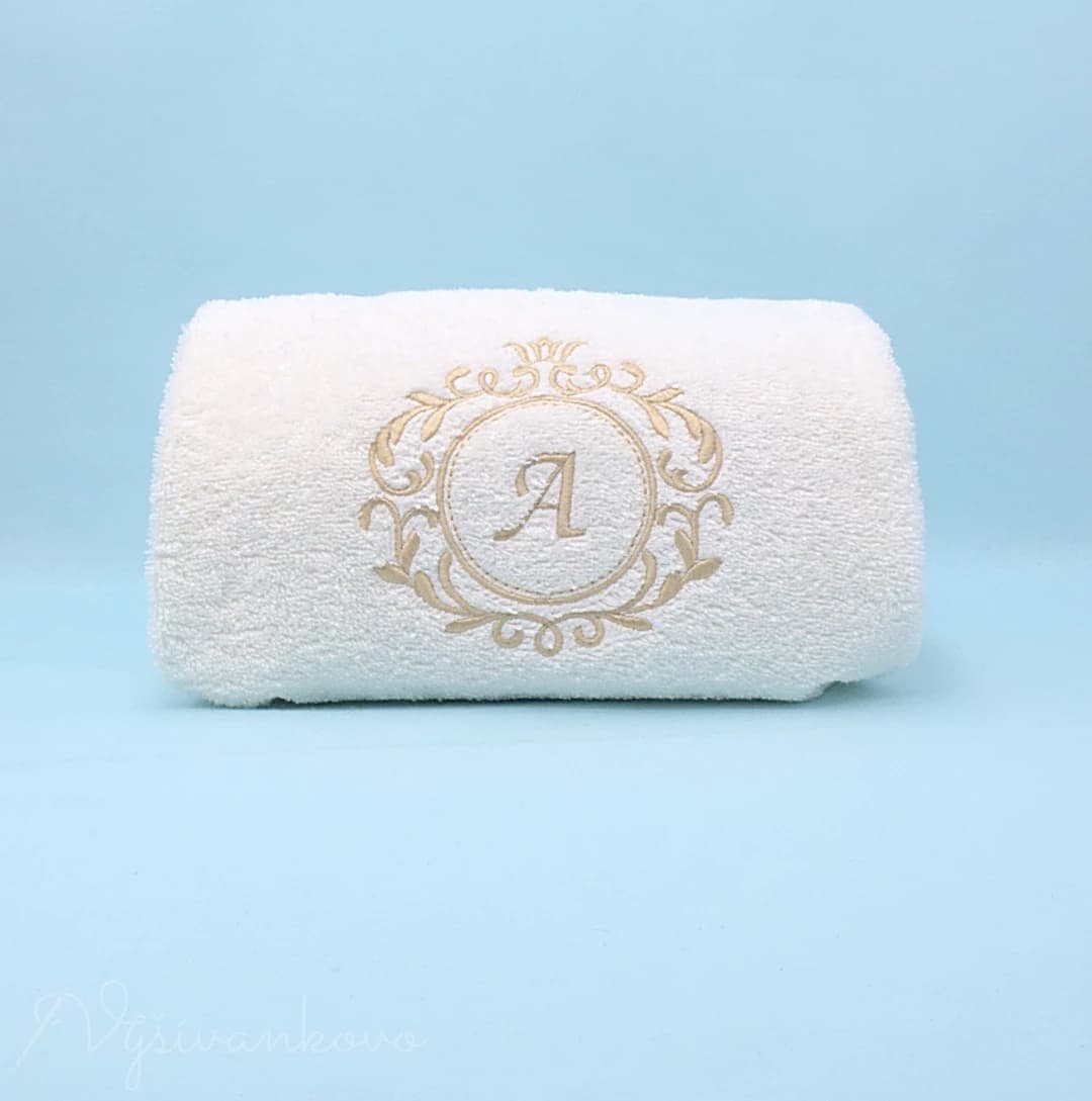 ine_vysivany-uterak-s-monogramom-50-x-100cm_biela_ff02vh.webp