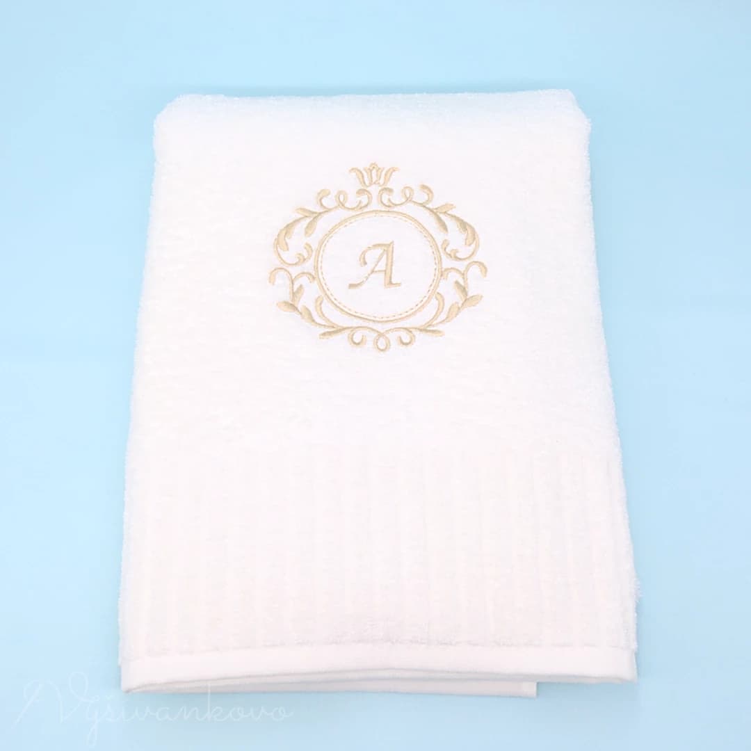 ine_vysivany-uterak-s-monogramom-50-x-100cm_biela_pgwgcd.webp