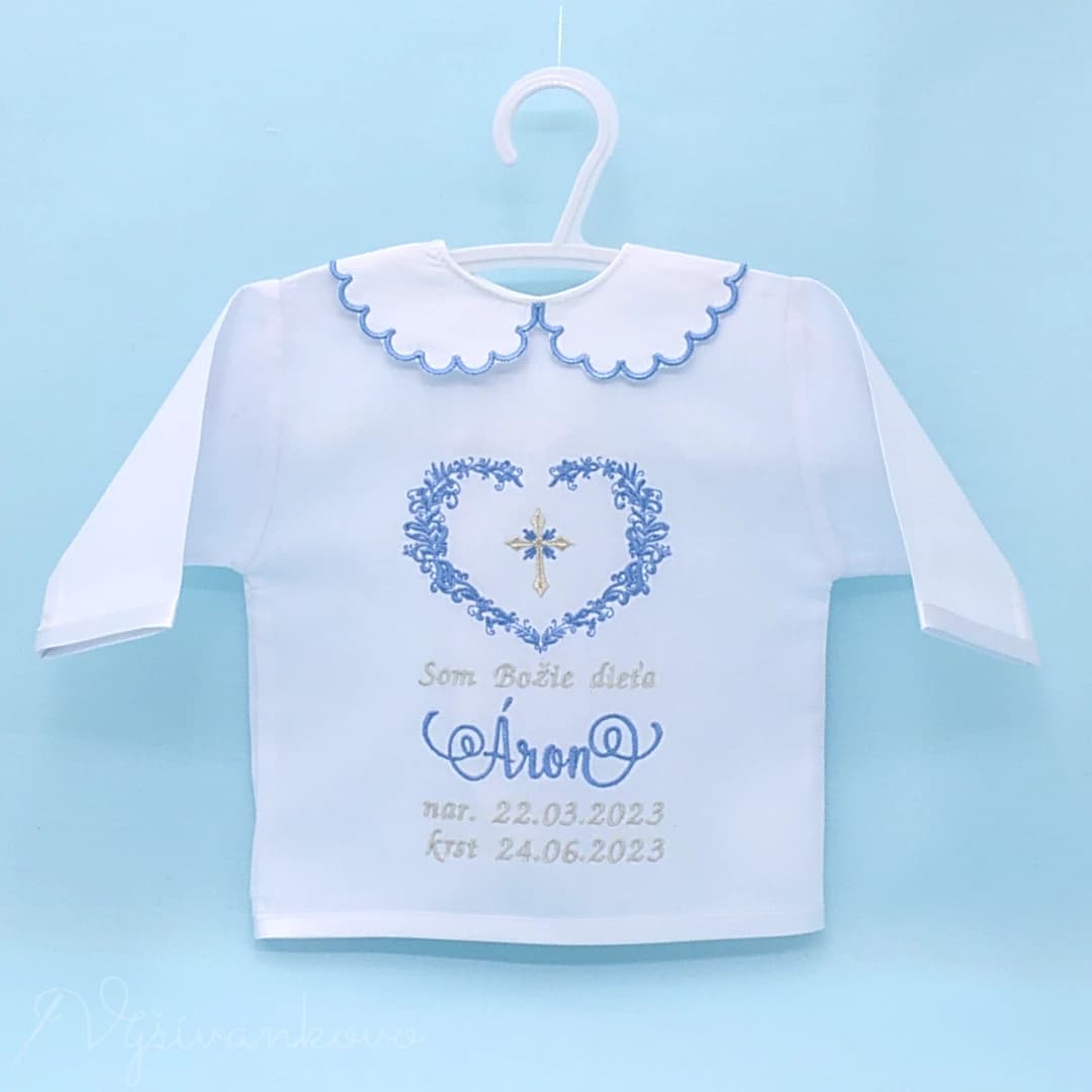 kosielka-na-krst_kosielka-s-ornamentovym-srdieckom-a-krizikom_modra_alqav9.webp