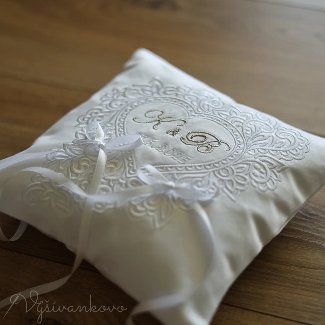 svadba_romanticky-vankusik-na-obrucku__8n44tzxwto4.webp