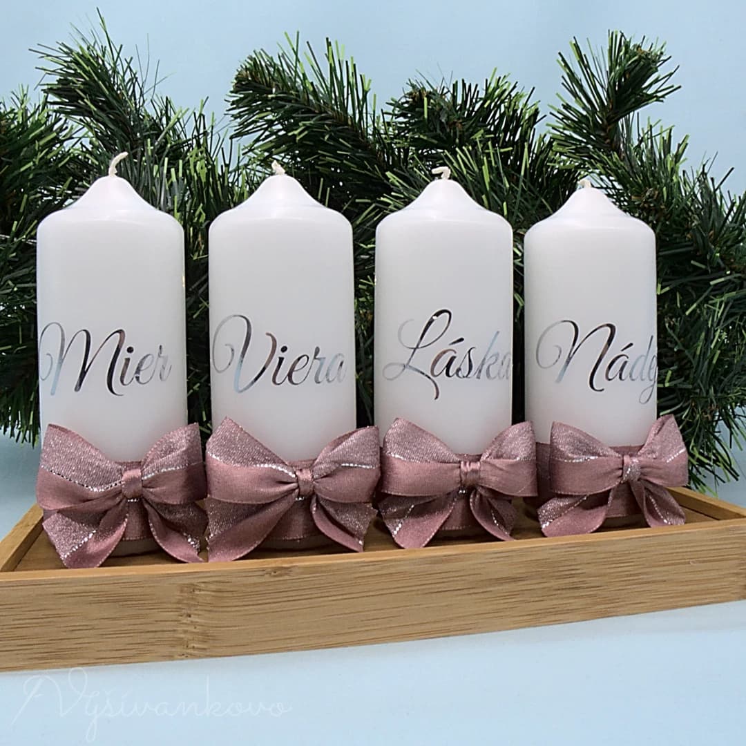 vianocne-dekoracie_adventne-sviecky-mier-viera-laska-nadej_tmava-pudrova-strieborna_4z54wg.webp
