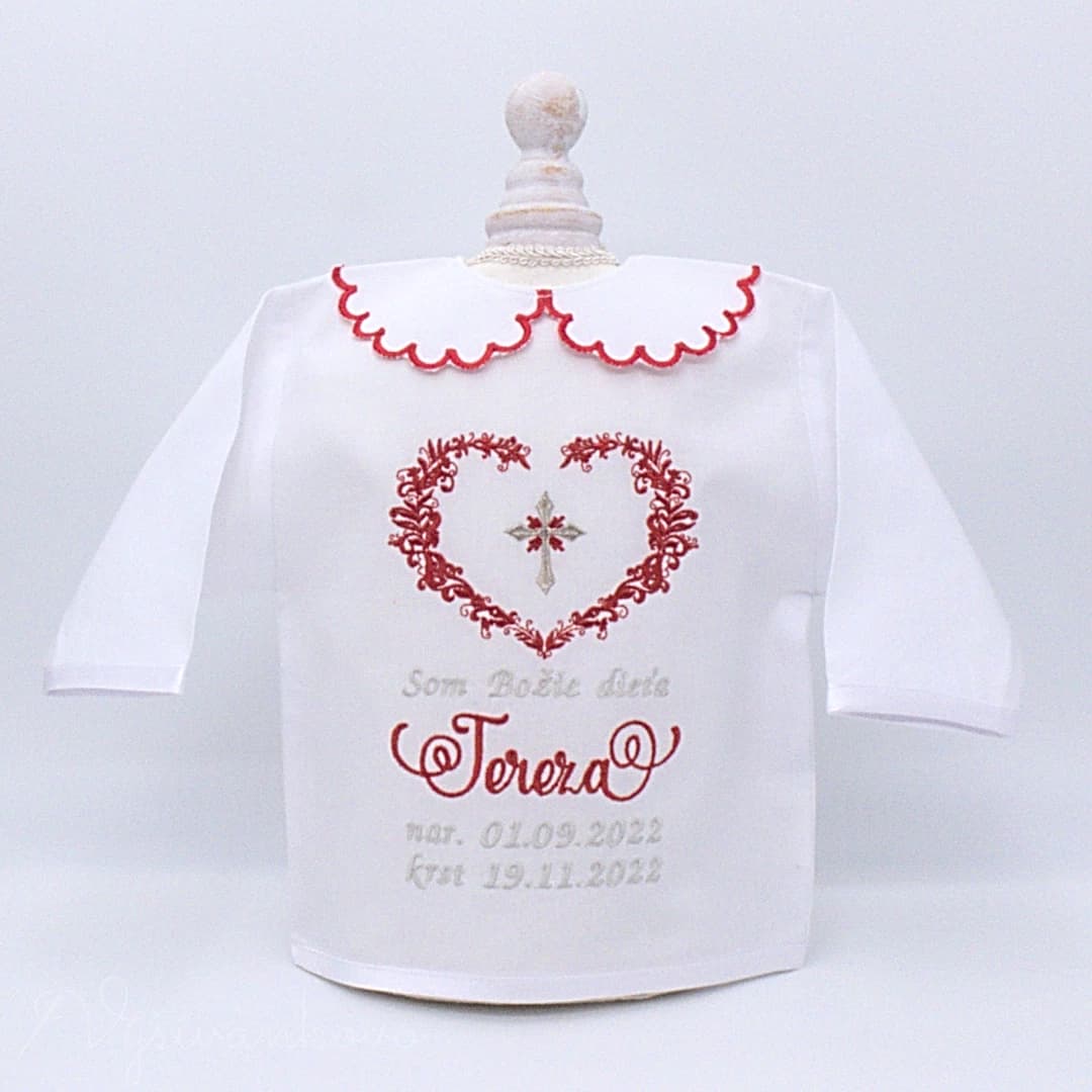 vysivana-kosielka-na-krst-ornamentove-srdce-bordova.webp