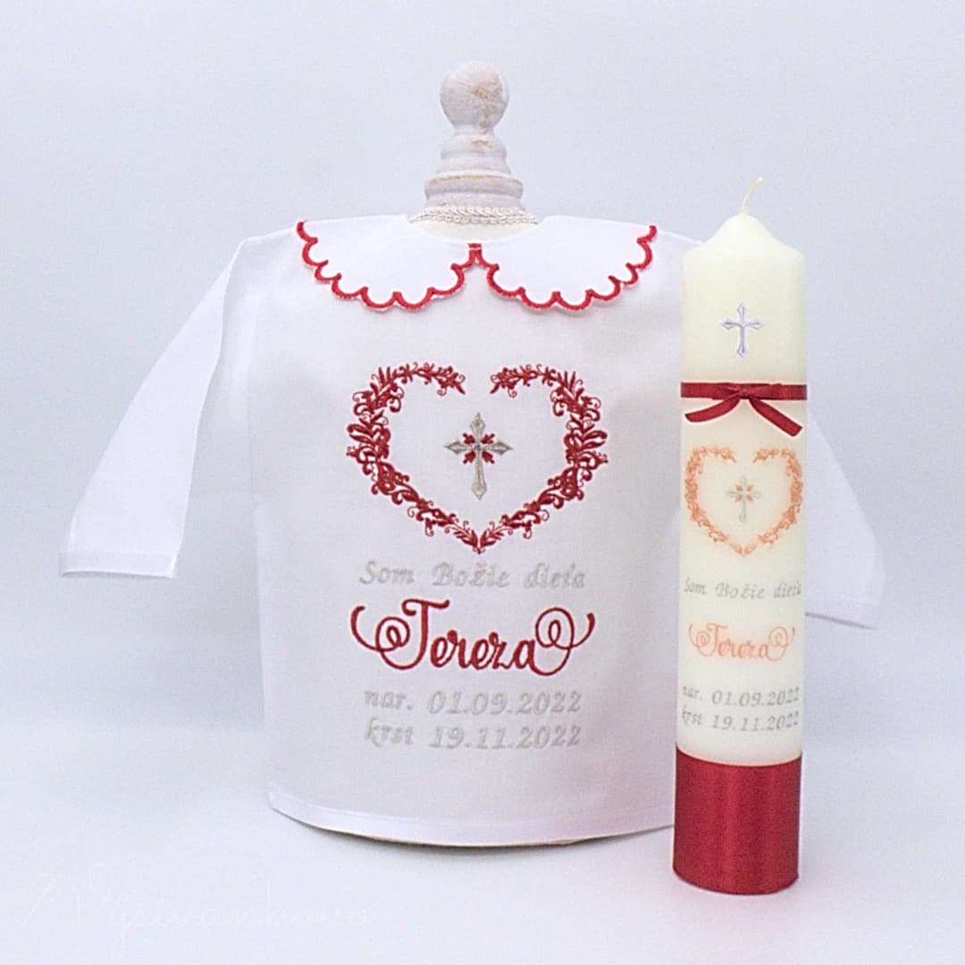 vysivana-kosielka-na-krst-so-svieckou-ornamentove-srdce-bordova.webp